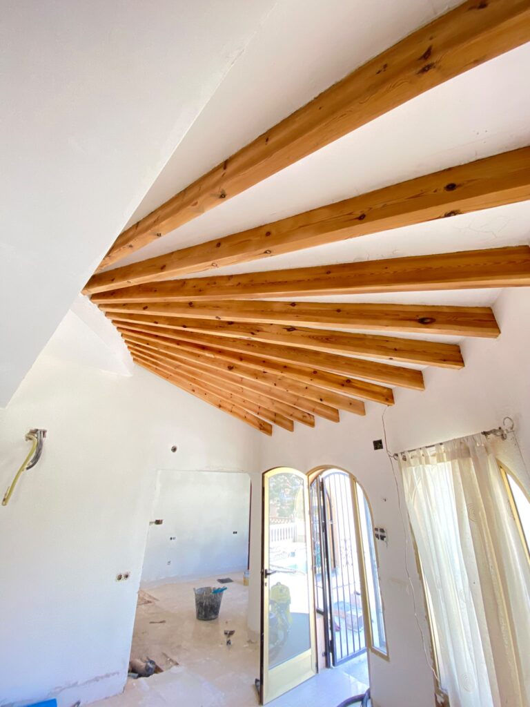 Fan-shaped beam ceiling in Calpe restored to natural wood