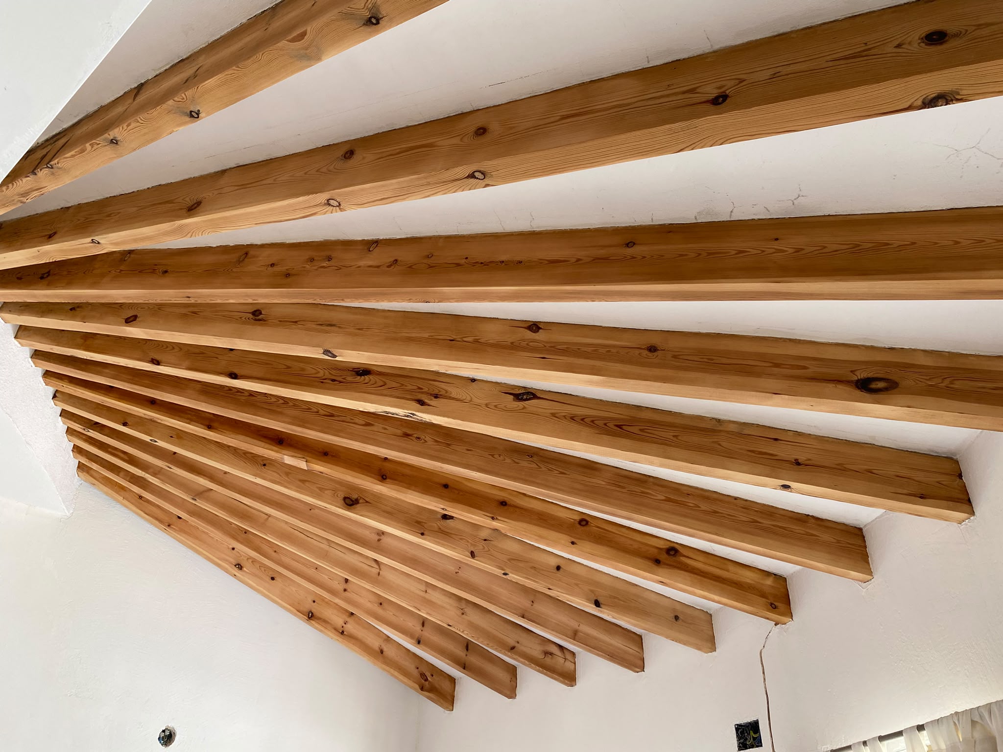 Timber beam ceiling in Calpe restored to natural wood with UV-protective matt finish by Mayra Studio