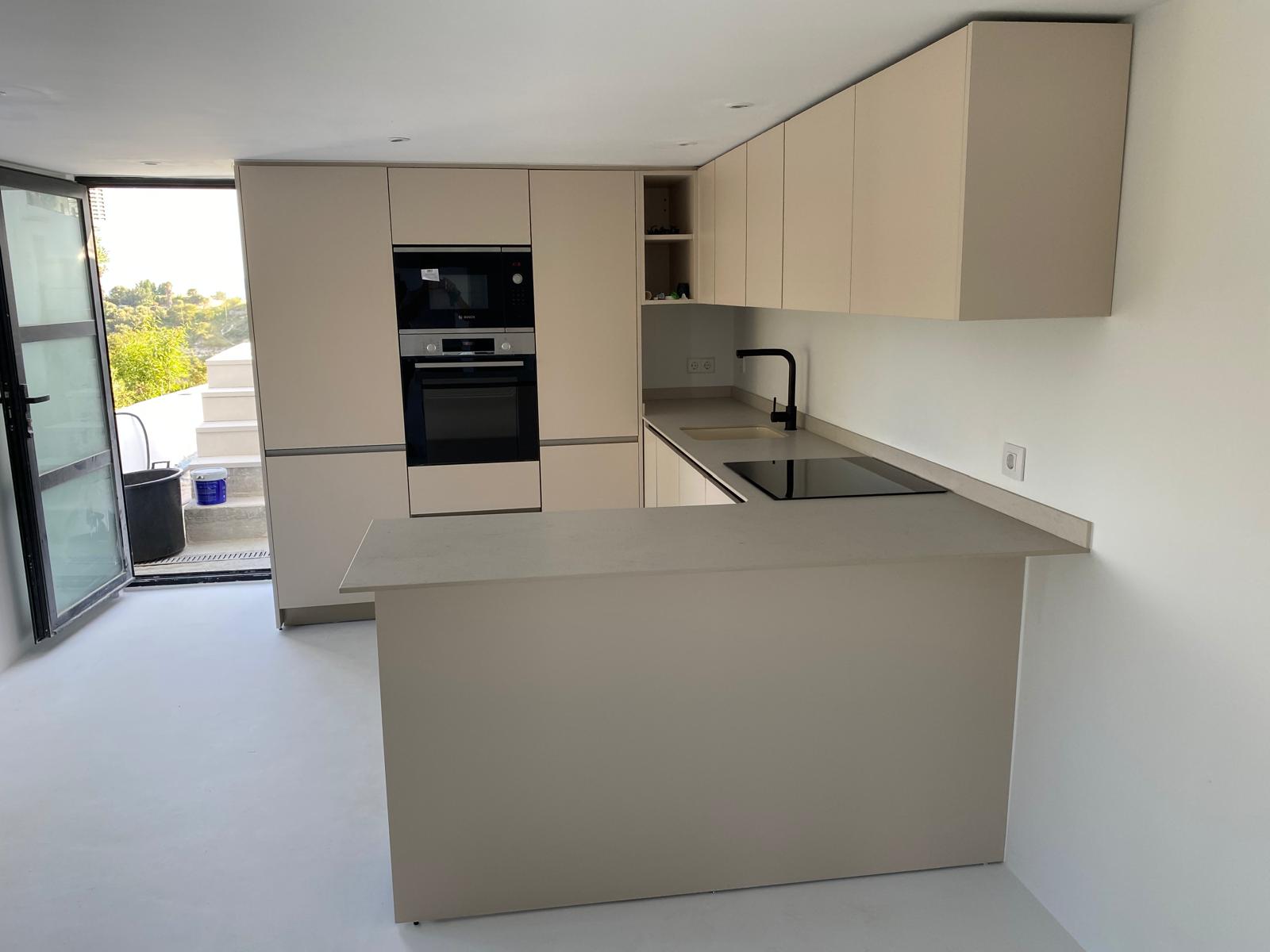 Modern kitchen with integrated appliances in Benissa by Mayra Studio