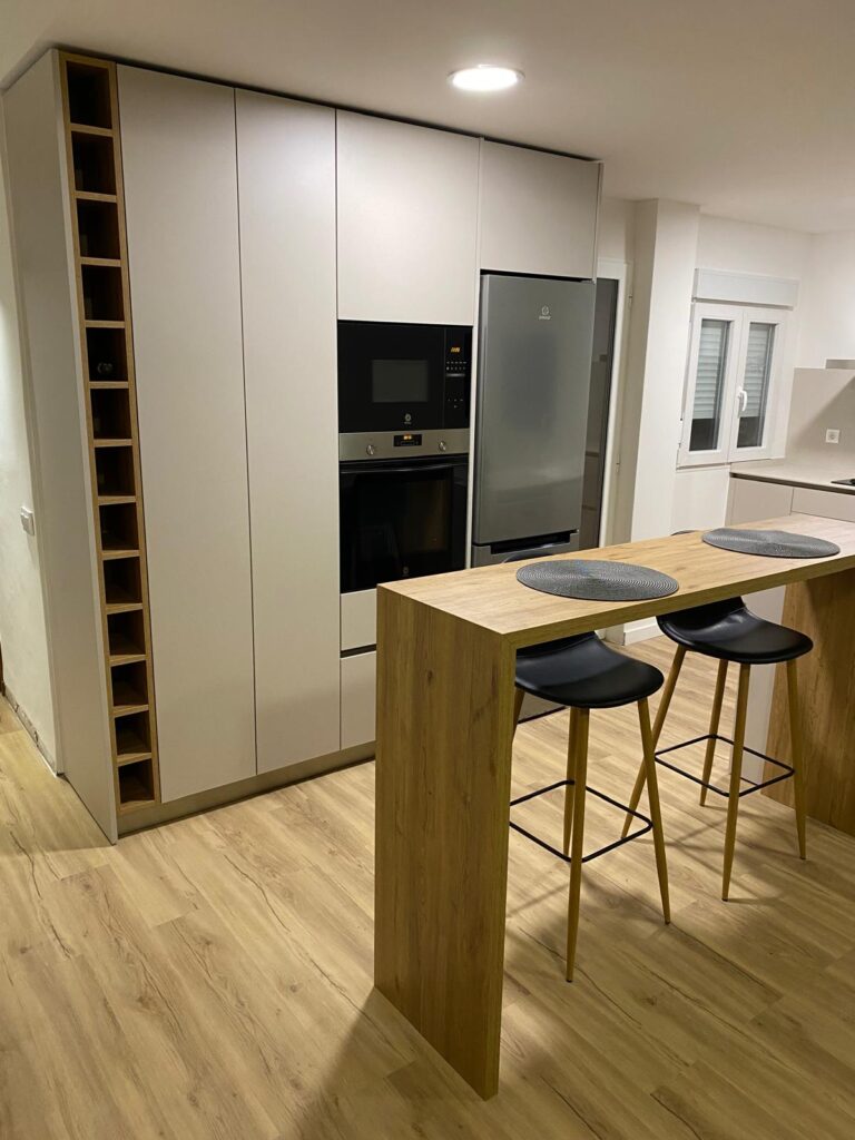Kitchen with oak breakfast bar in Gata de Gorgos