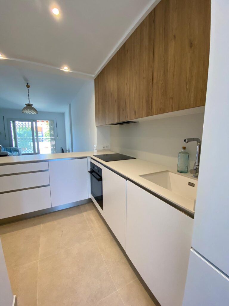 L-shaped white and oak kitchen in Jávea